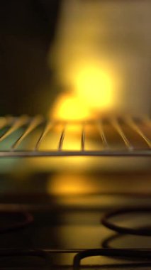 Pasta pişirmek için fırına yakın plan kek hamuru koy. Sıcak altın ışık ve yükselen hamurlar ev yapımı pişirme, pasta yapma ve ev mutfağı temaları için mükemmel bir ortam yaratıyor.