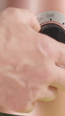 Bir el, mutfak aletinin kontrol kadranını dikkatlice ayarlar ve istenen ayara ayarlar. Bu kesin hareket ev yapımı yemekler için en iyi yemek deneyimini sağlar..