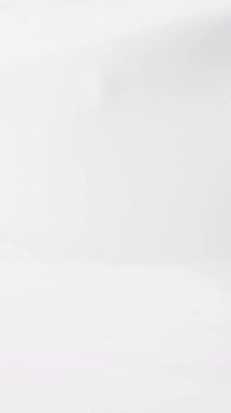 Pürüzsüz beyaz kremayı karıştıran bir çırpıcının yakın çekim makro görüntüsü. Kremsi dokusu ritmik hareket ederek yumuşak dalgalar ve röfleler yaratıyor. Tatlı, pişirme ya da şekerleme teması için mükemmel.