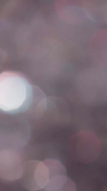 Parlak bokeh ışıkları sahneyi aydınlatıyor, bir gece olayının sihrini yakalıyor. Yumuşak renkler birbirine karışır ve neşeli atmosfere sıcaklık ve neşe katar..