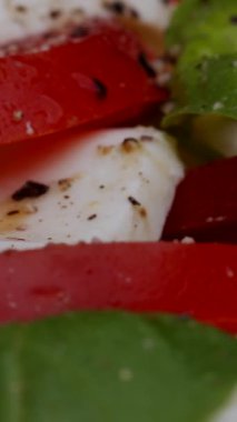 Renkli sebzeler ve bitkiler yerel bir mutfakta kesilip karıştırılır. Taze salata hazırlama sezonluk üretimin canlı lezzetlerini ve dokularını vurgular..