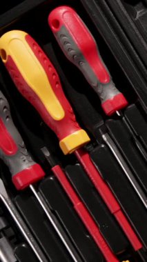 Parlak renkli tornavidalar siyah bir alet düzenleyicisinde düzgünce düzenlenir. Çeşitli boyut ve şekiller, organizasyon ve verimliliği teşvik ederek, herhangi bir proje için kolay erişim sağlar..