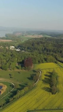 Göz kamaştırıcı yeşil alanlar, parıldayan bir göl ve gün batımında sakin bir kırsal bölge, çarpıcı bir hava perspektifi yaşayın. Güzellik ve sükuneti gözler önüne serer..