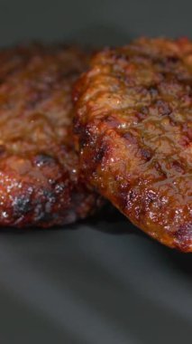 Lezzetli et köfteleri altın kahverengiye kadar kızartılır. Dışarısı çıtır çıtır, içerisi yumuşaktır. Aroması duyularını ateşler, her yemek veya toplamaya birebirdir..