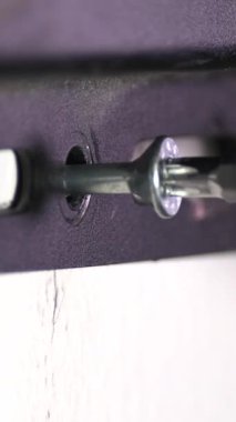 Matkabın dikkatle bir duvar demirine saplanışını izleyin. Bu süreç, çeşitli ev iyileştirme projeleri için güçlü bir dayanak sağlıyor. DIY meraklıları ve profesyonelleri için mükemmel.