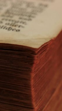 Eski bir kitap sayfasına yakından bakmak zengin dokuları ve sıcak renkleri ortaya çıkarır. Sahne sessiz bir okuma köşesinin atmosferini yakalıyor. Rahatlamak ve hikayelerden zevk almak için mükemmel..