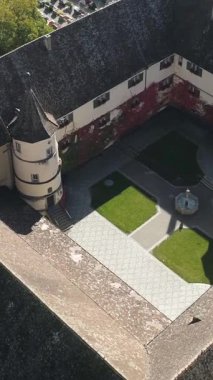 Çarpıcı bir hava manzarası, iyi korunmuş çimenleri ve küçük bir çeşmesi olan tarihi bir kale avlusunu gözler önüne seriyor. Mimari detaylar onun cazibesini ve tarihini artırıyor..