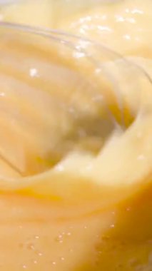 Yumurtaları karıştırmak, kek ve hamur işleri gibi favorileri pişirmek için ideal yumuşak ve yumuşak bir doku yaratmak. Süreç basit ama büyük sonuçlar için gerekli..