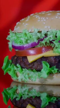 Ağzını sulandıran klasik hamburgerin üzerinde taze marul, domates, kırmızı soğan ve peynir ile sulu bir etli börek bulunur..