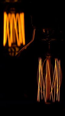 Büyüleyici ampuller sıcak lif desenleriyle karanlık bir bölgeyi aydınlatır. Her odaya bir tarz katmak için ideal, bu ışıklar rahat bir atmosfer yaratıyor..