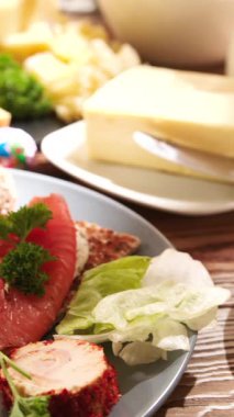 Tütsülenmiş somon, taze yeşillik ve çeşitli peynirlerden oluşan güzel bir tabağın tadını çıkarın. Bu nefis yemek arkadaşlarla bir akşam yemeği için mükemmel..