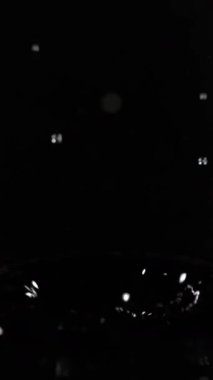 Küçük su damlacıkları yüzeye düşer, büyüleyici dalgalanmalar ve sıçramalar yaratır. Karanlık arka plan her yansımanın güzelliğini arttırır..