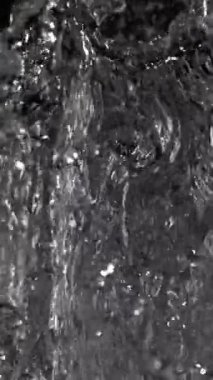 Huzurlu bir ortamda büyüleyici desenler ve dalgalanmalar yaratırken akan suyun güzelliğine tanık olun. Suyun berraklığı ve hareketi sükuneti davet ediyor..