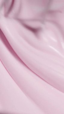 Yakından bakınca parlak bir mutfakta pürüzsüz pembe bir kremin kırbaçlandığını görüyoruz. Doku yumuşak ve havadar görünüyor. Lezzetli tatlılar yapmak için mükemmel..