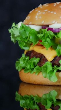 Sulu hamburgerde kıtır marul, erimiş peynir ve çeşitli taze malzemeler bulunur. Sıcak bir ortamda doyurucu bir yemek isteyenler için mükemmel..