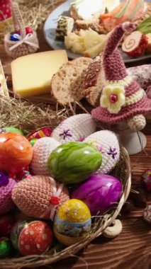 Bir bahar toplantısında el yapımı Paskalya süslemeleri ve lezzetli ikramlar keşfedin. Konforda renkli yumurtalar, pişmiş yiyecekler ve şenlikli dokunuşlar yer alıyor..
