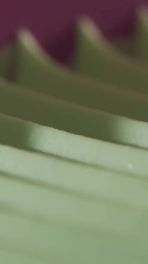 Pasta kreminin profesyonel bir dekorasyon aracı kullanılarak nasıl yüzeye yayıldığını gösteren detaylı bir yakın çekim. Görüntüler kremin dokusunu ve yumuşak hareketini vurguluyor.