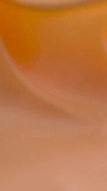 Kalın, pürüzsüz krema karışımını kaldıran bir çırpıcıyı gösteren detaylı bir yakın çekim yumuşak tepeler yaratır. Görüntü, kremin parlak dokusunu ve nazik hareketini ön plana çıkarıyor.