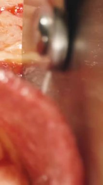 Profesyonel yuvarlak bıçakla taze bir pizzayı dilimleme görüntüsü. Çekim, pizza yüzeyinin erimiş peynirini ve detaylı dokusunu vurguluyor. Bu görüntü için ideal.