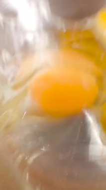 Bu mutfak etkinliğinde, bir insan taze limon dilimleri ve diğer malzemeleri birleştirip parlak ve lezzetli bir narenciye tatlısı hazırlar. Süreç ev yapımı yemeklerin keyfini gösteriyor..