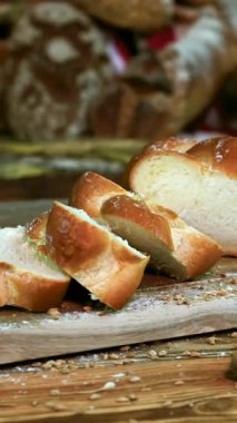 Sıcak bir atmosfer mutfağı dolduruyor. Kahverengi ekmek taze pişmiş ve dilimlenmiş. Yumuşak dokusu ve zengin aroması herkesi bu ev yapımı zevkin tadını çıkarmaya davet ediyor..