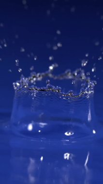 Su damlacıkları düşer ve güzel sıçramalar yaratır. Bu da canlı mavi arka planda karmaşık desenler oluşturur. Bu büyüleyici an sanatın doğasını gözler önüne seriyor.