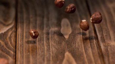 Fındıklar yakın planda tek tek ahşap bir masaya düşer. Fındıkların yere inişindeki dokusu ve hareketi üzerinde duruluyor..