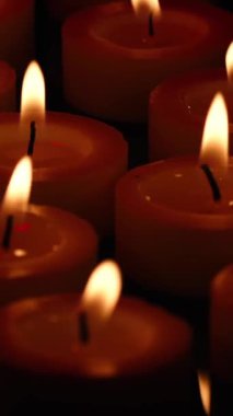 Karanlık bir odada birkaç mum yakılır. Alevlerden gelen sıcak ışık insanlar toplandıkça yanıp sönüyor. Bu bir paylaşım ve bağlantı anı..