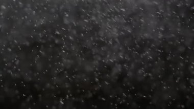 Geceleri sessiz bir mahallede kar yavaşça yağar. Zemin beyaz bir katman ile kaplıdır ve ışıklar kar tanelerini yansıtarak parlak bir manzara yaratır..