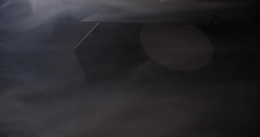 Duman boşluğu doldururken aktörler sahnede hazır olsun. Işıklandırma ekipmanları oyun için ortam hazırlar. Yoğun bir stüdyo çeşitli aktiviteler ve hazırlıklarla doludur..