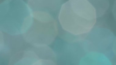 Işık ve şekiller mavi arkaplanda harmanlanarak, zaman geçtikçe pürüzsüz desenler ve değişen şekiller gösterir. Yumuşak bokeh efektleri net resimler olmadan odaklanır.