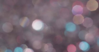 Renkli ışık yansımaları mekanı doldurarak, gece boyunca kapalı bir etkinlikte çeşitli yüzeylerde ilginç desenler yaratıyor. Atmosfer canlı ve canlı..