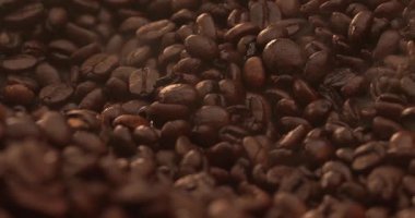 Mutfakta kahve çekirdekleri kızarırken izleyin. İşlem buharı serbest bırakır ve boşluğu koyu kahve aromasıyla doldurur. Fasulyeler kızarırken daha da koyulaşır..