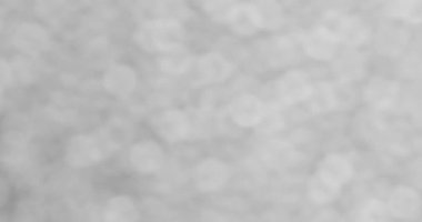 Bir grup arkadaş sabahın erken saatlerinde bir dağ yolunda yürüyüş yapar. Etrafa bakınıp manzaranın tadını çıkarıyorlar. Güneş parlıyor ve manzara geniş ve açık..