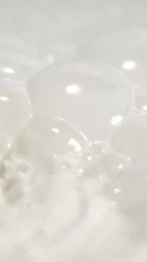 Süper Yavaş Hareket Süt Köpüğünü Kapat Köpüğü Parıldıyor. İpeksi Damlalar ve Kremalı Damlalar Özel Makro Çalışması