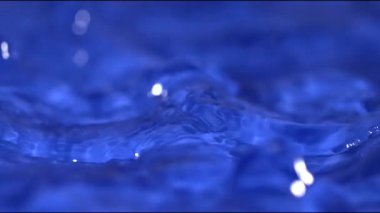 Süper Yavaş Hareket Kapanış Mavi Su Yüzeyi Titreyen Damlacıklar, Macro Bokeh Dalgalanma Hareketine Odaklanma