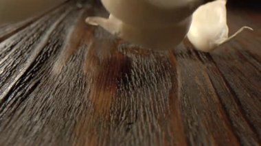 Süper Yavaş Sarımsak Karanfilleri Ahşap Masa 'ya Düşerken, Şef Karanfil' i Çerçeveye Döndürürken Yemek Stilisti