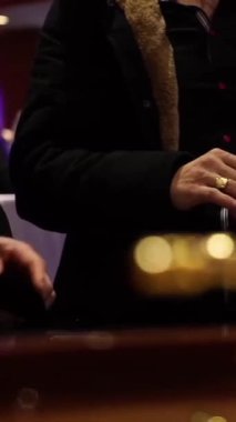 Dağıtıcı Keçeli Çip Masası, Elleri Kapalı Bahis, Çevre Neon Işıklandırma, Oyuncu Sayımı