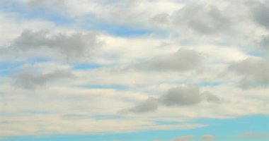 Gün batımında bulutlar gökyüzünde sürüklenir. Gün geceye dönerken güneş ışığı farklı gölgeler yaratır. Bu görüntü bulutlardaki renk ve şekillerin karışımını gösterir.