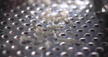 Pirinç bir buharlı gemi metodu kullanılarak hazırlanıyor. Tahıllar delinmiş bir yüzeye yerleştiriliyor ve buharın onları eşit derecede pişirmesine olanak sağlıyor. Pirinç pişerken buhar yükselir..