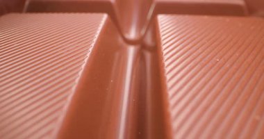 Çikolata fabrikasında oluşmuş bir çikolataya yakından bakmak. İşçiler süreci yönetir ve çikolatanın nasıl şekillendiğini izlerler. Ayarlar yoğun ve üretime odaklı..