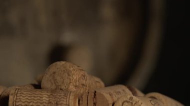 Süper yavaş çekim mantarları eski ahşap namlunun üzerinden fırlıyor, yavaş çekimde mantar uçuşunu ve zıplamayı gösteriyor.