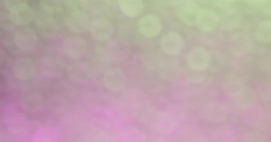 Parlak ışıklar bölgeyi renklerle doldururken, insanlar kentteki bir toplantıda farklı etkinliklerden keyif alıyorlar. Katılımcılar etkileşime girerken müzik çalar ve birlikte kutlarız..