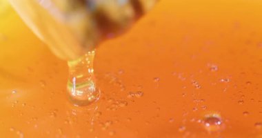 Bir insan bal ve sıcak suyu bir kasede birleştirir. Kişi bal eriyene kadar hareket eder. Bu etkinlik öğleden sonra bir mutfak ortamında gerçekleşir..