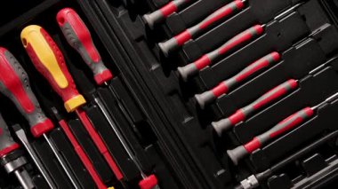 Garajda kolay erişim ve daha iyi depolama için aletleri nasıl düzenleyeceğinizi öğrenin. Tornavida, anahtar ve diğer ekipmanları etkili bir şekilde düzenlemek için çeşitli yöntemler keşfedin.