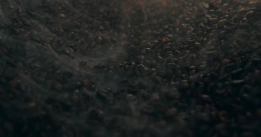 Fasulyeler, sıcaklığın onları kahverengiye çevirdiği bir kızartma makinesine konur ve sabahları dükkânı zengin aromalarla doldurur..