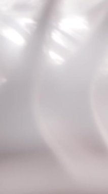 Yakın plan parlak krem şanti kıvrımlı hareket, çok yavaş çekimde yumurta beyazı kremanın ipek gibi çırpılmış hâli.