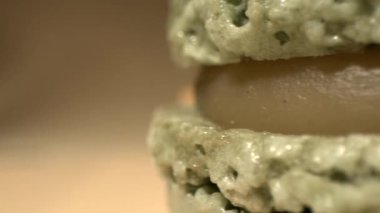 Yakın plan yeşil şam fıstıklı makarna, parlak karamel dolgulu, sığ alan derinliği kremsi merkezi vurguluyor