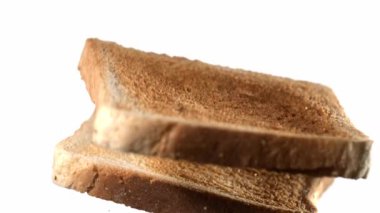 Süper yavaş çekimde kızartılmış dilimler havada yuvarlanıyor, parlak stüdyo çerçeveleri eğimli açılar ve çıtır çıtır