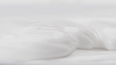 Beyaz Airy Meringue Yüzeyde Yayılıyor, Parlak Köpük Yavaş Kapanışı Yumuşak Girdap Oluşturuyor